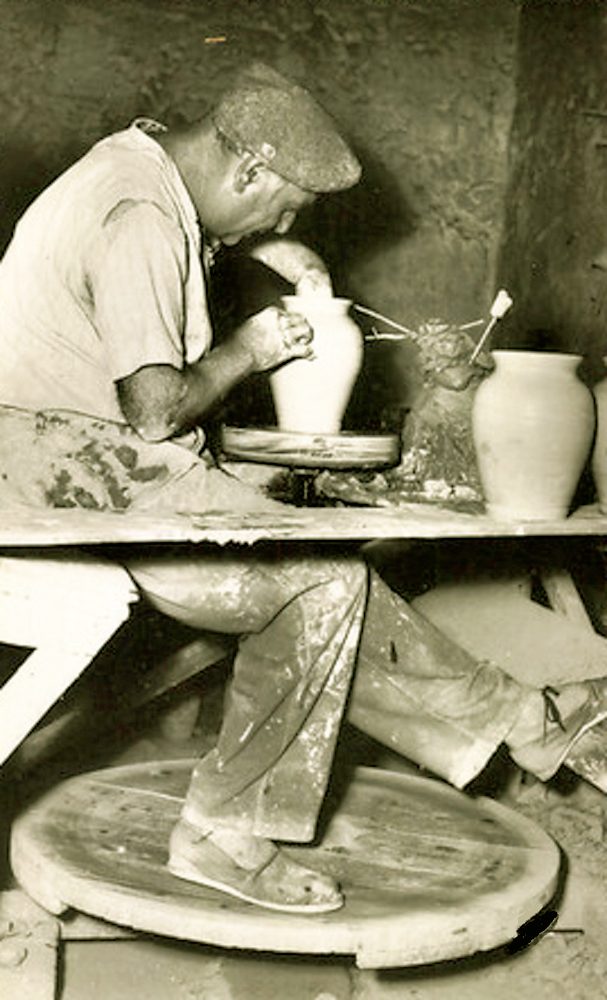Vitrine d'une boutique artisanale parisienne, objets d'art et de mode